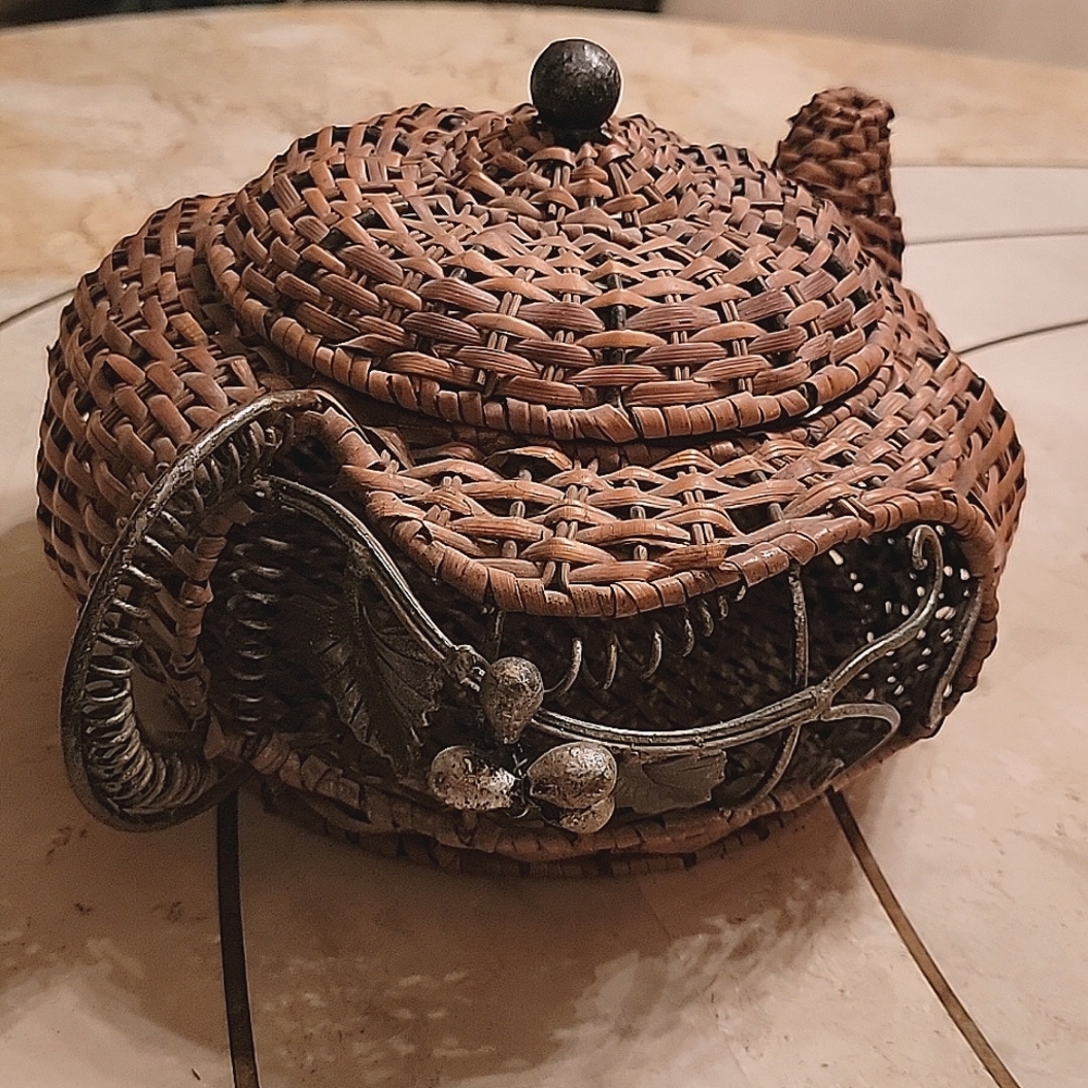 WICKER TEA POT BASKET WITH METAL FRAME, HANDLE & GRAPES